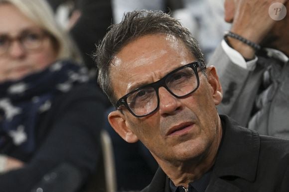 Avec qui il a deux enfants : Lola et Gabin 

Julien Courbet au premier tour des Internationaux de France de tennis de Roland Garros 2024 à Paris, France, le 27 mai 2024. © Michael Baucher/Panoramic/Bestimage
