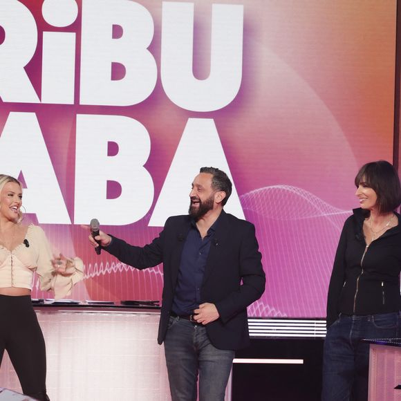 Exclusif - Kelly Vedovelli, Cyril Hanouna, Géraldine Maillet, sur le plateau de l’émission « TPMP » présentée par C.Hanouna et diffusée en direct sur C8, Paris, France, le 25 fevrier 2025. © Jack Tribeca / Bestimage