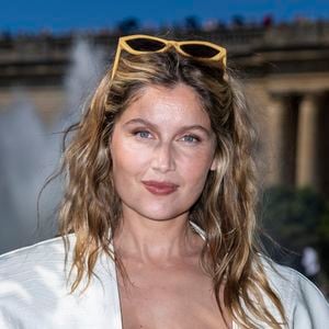 Laetitia Casta au photocall du défilé Jacquemus de la mode homme Printemps/Été 2026 dans le cadre de la Fashion Week de Paris dans les jardins de l'Orangerie à Versailles, France, le 29, 2025. © Olivier Borde/Bestimage