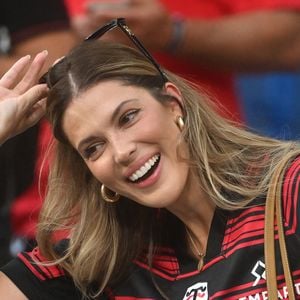 Pour mettre en valeur ses cheveux, la reine de beauté a récemment craqué pour un somptueux balayage blond.

Iris Mitteneare assiste à la finale du Top 14 au stade de France, le 27 juin 2026. 

© Christian Liewig / Bestimage