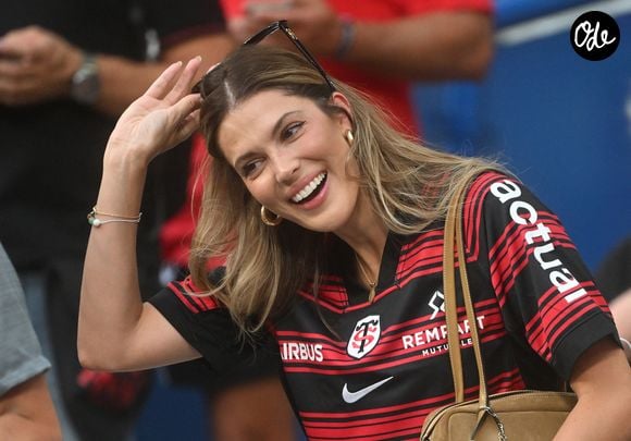 Pour mettre en valeur ses cheveux, la reine de beauté a récemment craqué pour un somptueux balayage blond.

Iris Mitteneare assiste à la finale du Top 14 au stade de France, le 27 juin 2026. 

© Christian Liewig / Bestimage