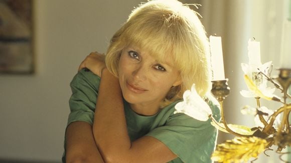 Au cimetière, un homme n'a pas pu dire au revoir à Mireille Darc, l'un des plus grands amours de sa vie