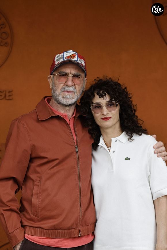 Eric Cantona et sa femme Rachida Brakni lors des Internationaux de France de Tennis de Roland Garros 2025, à Paris, France, le 7 juin 2025. © Cyril Moreau / Bestimage