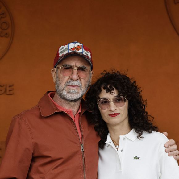 Eric Cantona et sa femme Rachida Brakni lors des Internationaux de France de Tennis de Roland Garros 2025, à Paris, France, le 7 juin 2025. © Cyril Moreau / Bestimage