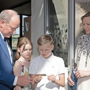 Ce territoire appartenait donc à Monaco entre 1641 et 1789.

Le prince Albert II de Monaco, la princesse Charlène de Monaco, le prince Jacques de Monaco, marquis des Baux, et la princesse Gabriella de Monaco, comtesse de Carladès, ont été accueillis à Mur-de-Barrez en Aveyron, le 9 juillet 2025.

© David Nivière / Pool / Bestimage