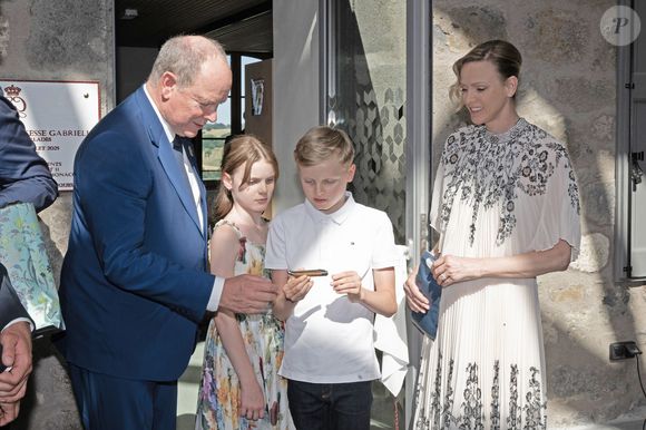 Ce territoire appartenait donc à Monaco entre 1641 et 1789.

Le prince Albert II de Monaco, la princesse Charlène de Monaco, le prince Jacques de Monaco, marquis des Baux, et la princesse Gabriella de Monaco, comtesse de Carladès, ont été accueillis à Mur-de-Barrez en Aveyron, le 9 juillet 2025.

© David Nivière / Pool / Bestimage