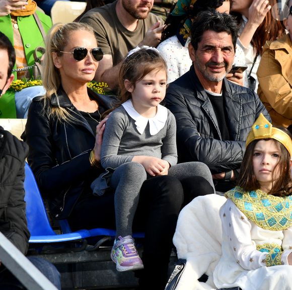 Adriana Karembeu Ohanian, son mari Aram et leur fille Nina durant la première bataille de fleurs du Carnaval de Nice 2022, Roi des Animaux, place Masséna à Nice, le 13 février 2022. © Bruno Bebert/Bestimage