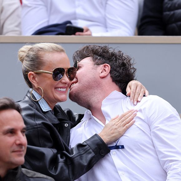 Loin des récents bouleversements de sa vie, elle semble retrouver une certaine sérénité dans ce décor apaisant.

Laeticia Hallyday et son compagnon Frédéric Suant très amoureux dans les tribunes lors des Internationaux de France de Tennis de Roland Garros 2025, à Paris, France, le 26 mai 2025. © Jacovides-Moreau/Bestimage