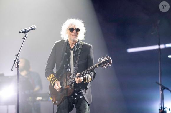 Louis Bertignac sur la scène du concert solidaire pour les enfants de la guerre "Ensemble à l'Olympia" à Paris 
© Jack Tribeca / Pierre Perusseau / Bestimage