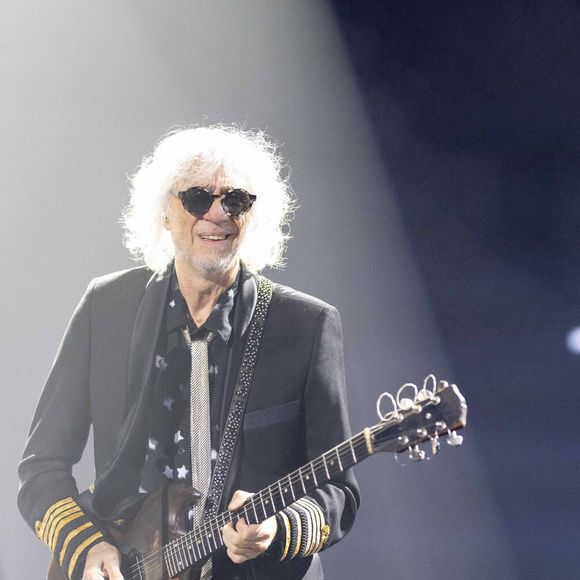 Louis Bertignac sur la scène du concert solidaire pour les enfants de la guerre "Ensemble à l'Olympia" à Paris 
© Jack Tribeca / Pierre Perusseau / Bestimage