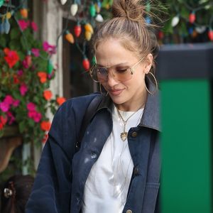 Los Angeles - Jennifer Lopez et sa fille Emme profitent d'un déjeuner au restaurant The Ivy le 27/04/2025
Photo : Backgrid UK/ Bestimage