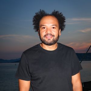 Fabrice Éboué - Portraits des participants au Festival L'humour à la plage" à Juans les Pins le 25 juin 2026. Diffusée le 27 août sur TF1. © Bebert-Tribeca/Bestimage