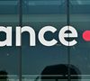 Le studio se transforme en salon de beauté express. Maquilleurs et coiffeurs s'activent pour les dernières retouches tandis qu'elle répète ses titres une ultime fois.

Siège de France Télévisions à Paris, France, le 29 septembre 2025. 

© Christian Liewig/Bestimage