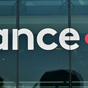 Le studio se transforme en salon de beauté express. Maquilleurs et coiffeurs s'activent pour les dernières retouches tandis qu'elle répète ses titres une ultime fois.

Siège de France Télévisions à Paris, France, le 29 septembre 2025. 

© Christian Liewig/Bestimage