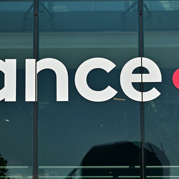 Le studio se transforme en salon de beauté express. Maquilleurs et coiffeurs s'activent pour les dernières retouches tandis qu'elle répète ses titres une ultime fois.

Siège de France Télévisions à Paris, France, le 29 septembre 2025. 

© Christian Liewig/Bestimage