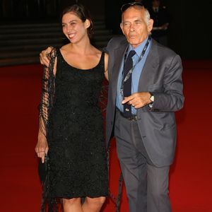 Sa fille, Claudia Squitieri, confie que sa mère adorait vivre entourée de jeunes créateurs dans cette maison, ce qui lui apportait chaleur et vitalité.

Archives - Pasquale Squitieri et sa fille Claudia sur le tapis rouge du Festival International du Film de Rome. Le 22 octobre 2010.

©Bestimage