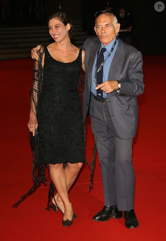 Sa fille, Claudia Squitieri, confie que sa mère adorait vivre entourée de jeunes créateurs dans cette maison, ce qui lui apportait chaleur et vitalité.

Archives - Pasquale Squitieri et sa fille Claudia sur le tapis rouge du Festival International du Film de Rome. Le 22 octobre 2010.

©Bestimage