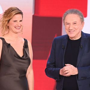 Exclusif - Elodie Poux et Michel Drucker lors de l'enregistrement de l'émission "Vivement dimanche" à Paris, France, le 9 septembre 2025 et diffusée le 2 novembre 2025 sur France 3. © Guillaume Gaffiot/Bestimage