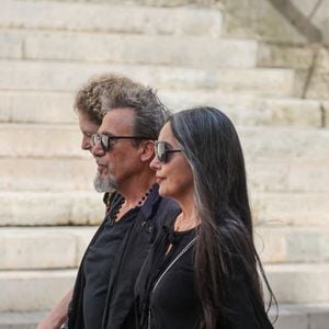 Florent Pagny et sa femme Azucena Caamaño - Arrivées aux obsèques de Thierry Ardisson en l’église Saint-Roch de Paris, France, le 17 juillet 2025. © Clovis-Jacovides/Bestimage