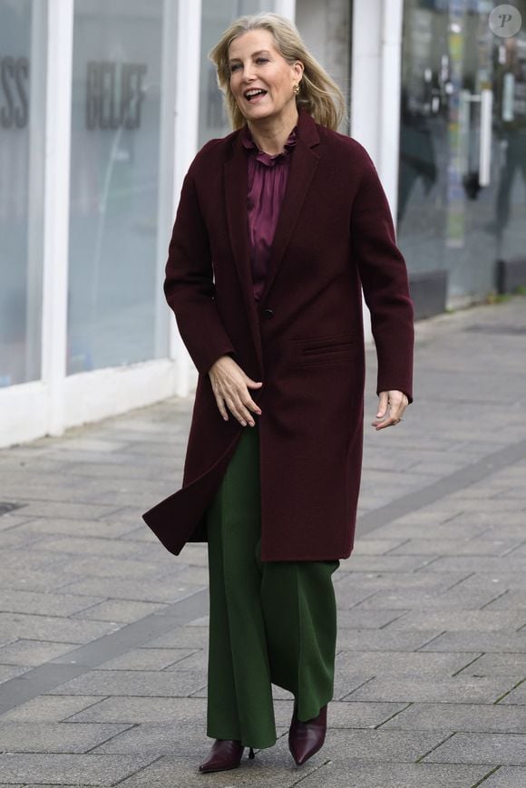 Sophie Rhys-Jones, duchesse d'Edimbourg, visite The Lighthouse, un centre communautaire à Woking (Royaume-Uni) à l'occasion des fêtes de fin d'année, le 18 décembre 2024. 
© Cover Images / Zuma Press / Bestimage