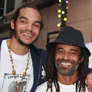 Après les terrains de basket, place aux découvertes culinaires.
Yannick Noah et son fils Joakim Noah inaugurent une boutique du 'Coq Sportif' à Paris. Agence / Bestimage