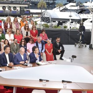 Exclusif - Bertrand Chameroy, Mohamed Bouhafsi,Pierre Lescure, Patrick Cohen, Anne-Elisabeth Lemoine - Plateau de l'émission "C à vous" lors du 78ème Festival International du Film de Cannes le 21 mai 2025. © Jack Tribeca / Bestimage
