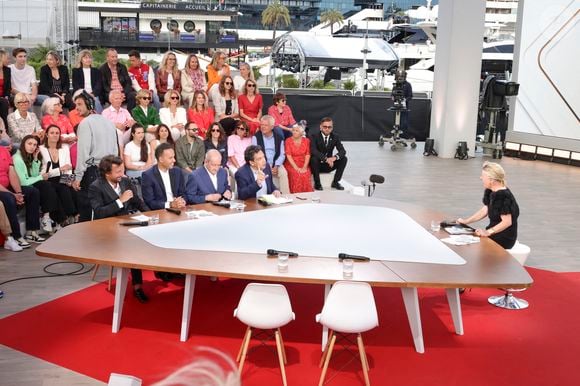 Exclusif - Bertrand Chameroy, Mohamed Bouhafsi,Pierre Lescure, Patrick Cohen, Anne-Elisabeth Lemoine - Plateau de l'émission "C à vous" lors du 78ème Festival International du Film de Cannes le 21 mai 2025. © Jack Tribeca / Bestimage