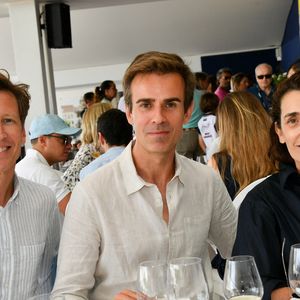 Exclusif - Jean-Baptiste Marteau et son compagnon Jean, Mademoiselle Agnès dans la tente VIP lors du Longines Paris Eiffel Jumping au pied de la Tour Eiffel sur le Champ-de-Mars à Paris, France, le 22 juin 2025.
© Perusseau-Veeren/Bestimage