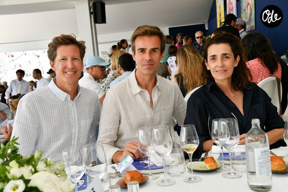 Exclusif - Jean-Baptiste Marteau et son compagnon Jean, Mademoiselle Agnès dans la tente VIP lors du Longines Paris Eiffel Jumping au pied de la Tour Eiffel sur le Champ-de-Mars à Paris, France, le 22 juin 2025.
© Perusseau-Veeren/Bestimage