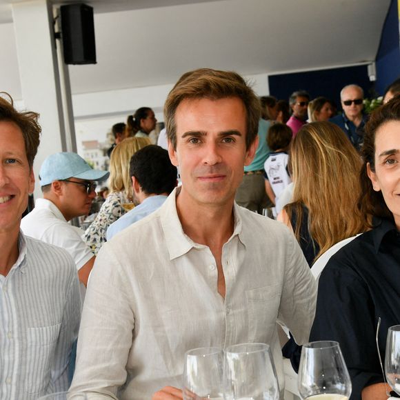 Exclusif - Jean-Baptiste Marteau et son compagnon Jean, Mademoiselle Agnès dans la tente VIP lors du Longines Paris Eiffel Jumping au pied de la Tour Eiffel sur le Champ-de-Mars à Paris, France, le 22 juin 2025.
© Perusseau-Veeren/Bestimage