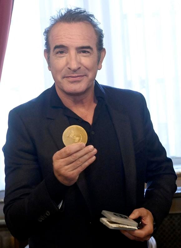 Jean Dujardin reçoit la Médaille de Reconnaissance de la Ville de Bruxelles, à la veille de la diffusion de la nouvelle série "Zorro" sur RTL-TVI, le 28 novembre 2024.