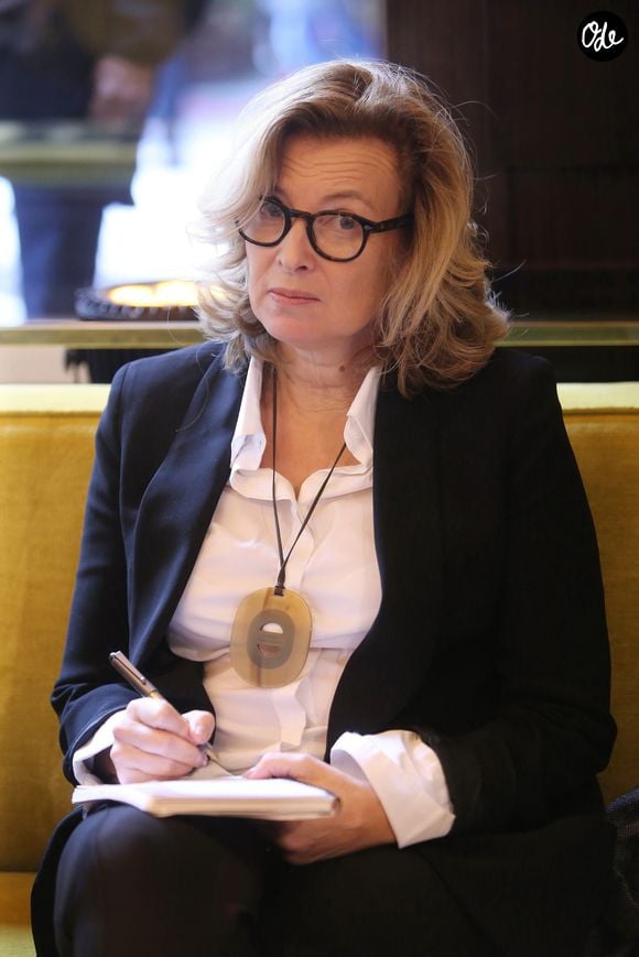 Valérie Trierweiler - Jean-Paul Dubois remporte le prix Goncourt pour son livre "Tous les hommes n'habitent pas le monde de la même façon" au restaurant Drouant à Paris le 4 novembre 2019. © Jonathan Rebboah/Panoramic/Bestimage