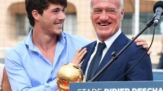 Ni surf, ni paddle : Dylan, le fils de Didier Deschamps, a adopté l'activité du moment à Saint-Tropez