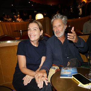Le couple, très discret, s'apprête à fêter ses 20 ans de mariage.
Antoine de Caunes et sa femme Daphné Roulier lors de la générale du spectacle musical "Singin' in the rain" au théâtre du Lido à Paris le 17 septembre 2026. © Coadic Guirec / Bestimage