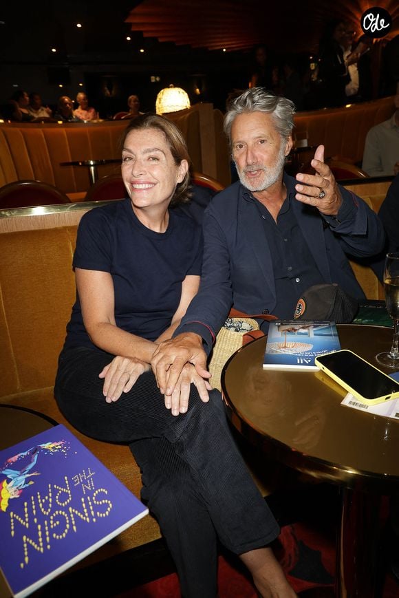 Le couple, très discret, s'apprête à fêter ses 20 ans de mariage.

Antoine de Caunes et sa femme Daphné Roulier lors de la générale du spectacle musical "Singin' in the rain" au théâtre du Lido à Paris le 17 septembre 2026. © Coadic Guirec / Bestimage