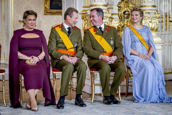Grand-duc Henri de Luxembourg, grande-duchesse Maria Teresa de Luxembourg, prince Guillaume (héritier du trône de Luxembourg), Stéphanie de Lannoy (future grande-duchesse de Luxembourg) : cérémonie d'adieu au Palais Grand-Ducal dans le cadre des festivités marquant le changement de souverain au Luxembourg. Premier jour des célébrations à Luxembourg. Photo : Dana Press / Bestimage