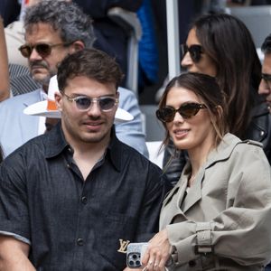 Antoine Dupont et sa compagne Iris Mittenaere en tribunes lors de la finale messieurs des Internationaux de France de Tennis de Roland Garros 2025 (jour 15), à Paris, France, le 8 juin 2025. © Cyril Moreau/Bestimage