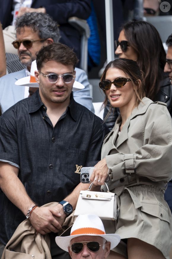 Antoine Dupont et sa compagne Iris Mittenaere en tribunes lors de la finale messieurs des Internationaux de France de Tennis de Roland Garros 2025 (jour 15), à Paris, France, le 8 juin 2025. © Cyril Moreau/Bestimage