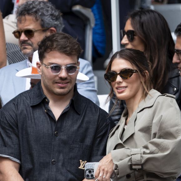 Antoine Dupont et sa compagne Iris Mittenaere en tribunes lors de la finale messieurs des Internationaux de France de Tennis de Roland Garros 2025 (jour 15), à Paris, France, le 8 juin 2025. © Cyril Moreau/Bestimage