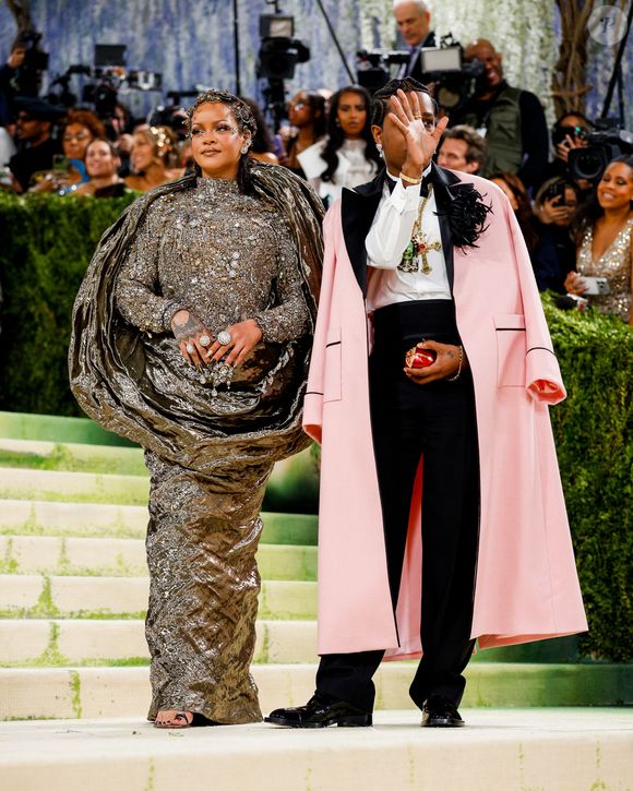 Rihanna a une fois de plus dominé le tapis rouge aux côté d'A$AP Rocky. 

A$AP Rocky et Rihanna célébrant l'ouverture de l'exposition "Costume Art" qui s'est tenue au Metropolitan Museum of Art à New York City. Backgrid USA / Bestimage