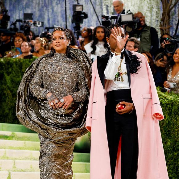 Rihanna a une fois de plus dominé le tapis rouge aux côté d'A$AP Rocky. 

A$AP Rocky et Rihanna célébrant l'ouverture de l'exposition "Costume Art" qui s'est tenue au Metropolitan Museum of Art à New York City. Backgrid USA / Bestimage