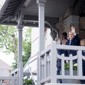 Le futur propriétaire, la société Oxial, prévoit de transformer la demeure en projet commercial de luxe mais a accepté la demande de l'épouse du Président.


Emmanuel Macron et sa femme Brigitte (Trogneux) quittent leur domicile au Touquet pour aller voter pour le deuxième tour de l'élection présidentielle. Le 7 mai 2017
© Cyril Moreau / Bestimage