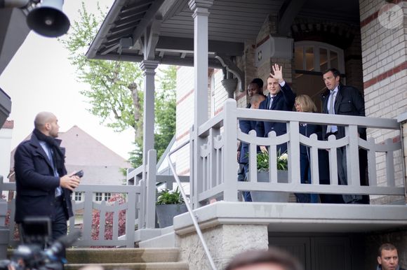Le futur propriétaire, la société Oxial, prévoit de transformer la demeure en projet commercial de luxe mais a accepté la demande de l'épouse du Président.


Emmanuel Macron et sa femme Brigitte (Trogneux) quittent leur domicile au Touquet pour aller voter pour le deuxième tour de l'élection présidentielle. Le 7 mai 2017
© Cyril Moreau / Bestimage