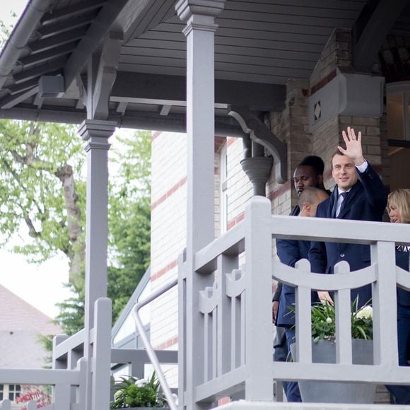 Le futur propriétaire, la société Oxial, prévoit de transformer la demeure en projet commercial de luxe mais a accepté la demande de l'épouse du Président.


Emmanuel Macron et sa femme Brigitte (Trogneux) quittent leur domicile au Touquet pour aller voter pour le deuxième tour de l'élection présidentielle. Le 7 mai 2017
© Cyril Moreau / Bestimage