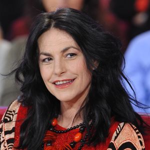 Selon "Le Figaro", le jeune homme, âgé de 21 ans, aurait mis fin à ses jours en utilisant un produit inflammable : selon toute vraisemblance, la victime se serait immolée par le feu, après s'être enduite d'essence, poursuit le quotidien sur son site Internet.

Lio - Enregistrement de l'émission "Vivement Dimanche" le 23 janvier 2013. AGENCE / BESTIMAGE