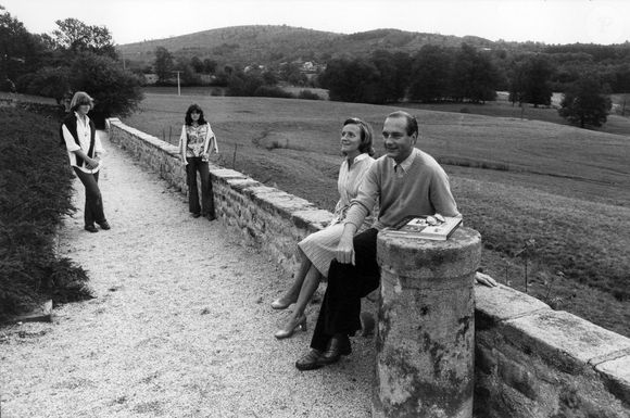 Jacques Chirac le 30 aout 1976, en famille au château de Bity a Sarran en Correze, avec son épouse Bernadette et ses deux filles Claude et Laurence. - Photo par Buthaud/ANDBZ/ABACAPRESS.COM