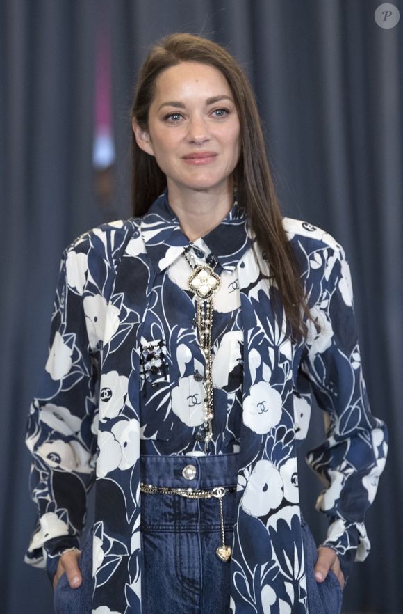 C'est sur Instagram que la star française de 49 ans a tenu à rappeler à ses abonnés l'importance de favoriser la production locale. 

Marion Cotillard lors de la présentation de la pièce "Jeanne d'Arc au bûcher" au théâtre Royal à Madrid le 1er juin 2022.  AGENCE / BESTIMAGE