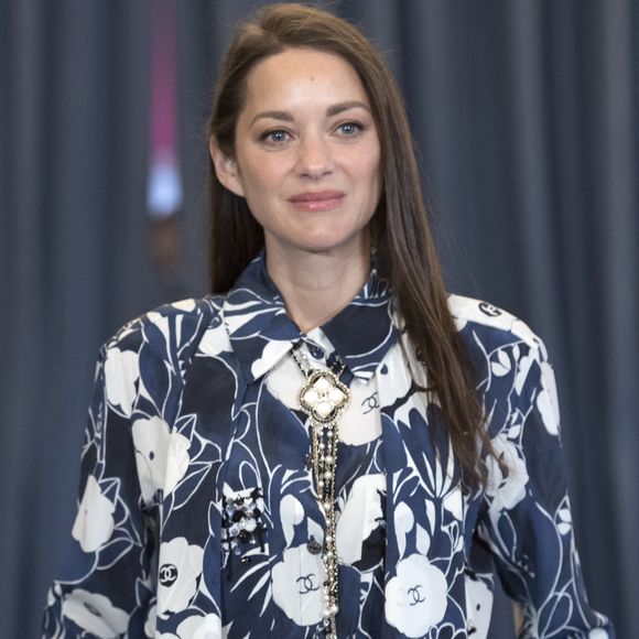 C'est sur Instagram que la star française de 49 ans a tenu à rappeler à ses abonnés l'importance de favoriser la production locale. 

Marion Cotillard lors de la présentation de la pièce "Jeanne d'Arc au bûcher" au théâtre Royal à Madrid le 1er juin 2022.  AGENCE / BESTIMAGE