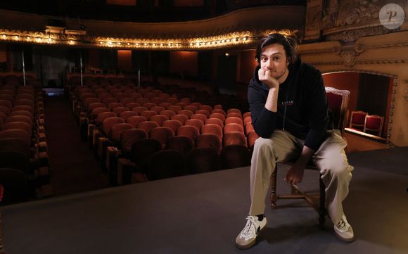 En usant de la prose, de vers et passant du parler au chanter, Félix Radu parle d'amour à travers ses chansons, de rencontres, de joie mais aussi de peines. Des textes qui ont déjà séduit des milliers de personnes !

Exclusif - Felix Radu lors de l'enregistrement de l'émission "Olympiascope" au théâtre Antoine, présentée par B.Montiel et diffusée le 24 juillet 2025, à Paris, le 18 février 2025. 
© Denis Guignebourg / Bestimage