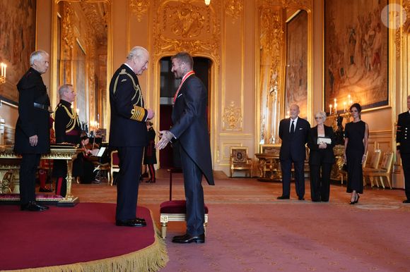Sir David Beckham est fait Chevalier Bachelor par le roi Charles III lors d'une cérémonie d'investiture au château de Windsor, dans le Berkshire. Cette distinction récompense les services rendus au sport et à la charité. Date de la photo : mardi 4 novembre 2025. Photo par Jonathan Brady/PA Wire/ABACAPRESS.COM